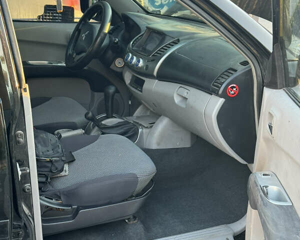 Чорний Міцубісі Л 200, об'ємом двигуна 2.5 л та пробігом 302 тис. км за 10500 $, фото 1 на Automoto.ua