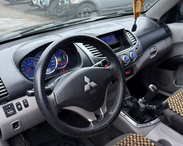 Черный Мицубиси Л 200, объемом двигателя 2.5 л и пробегом 261 тыс. км за 12300 $, фото 13 на Automoto.ua