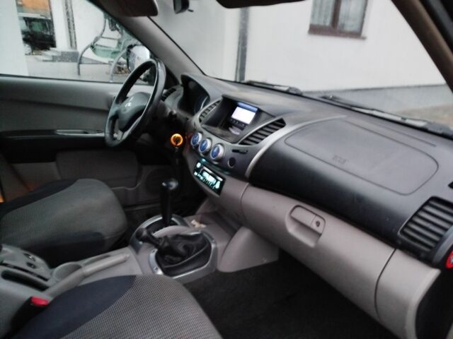 Чорний Міцубісі Л 200, об'ємом двигуна 2.5 л та пробігом 220 тис. км за 10500 $, фото 4 на Automoto.ua