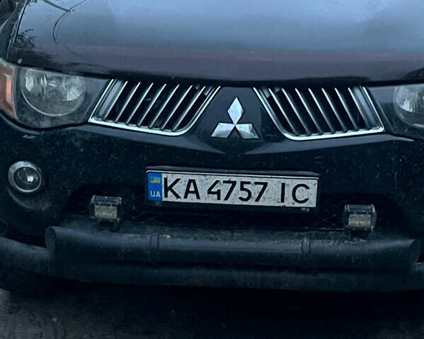 Чорний Міцубісі Л 200, об'ємом двигуна 2.48 л та пробігом 330 тис. км за 11800 $, фото 2 на Automoto.ua