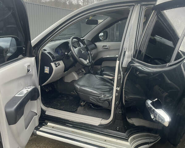 Черный Мицубиси Л 200, объемом двигателя 2.48 л и пробегом 370 тыс. км за 12750 $, фото 5 на Automoto.ua