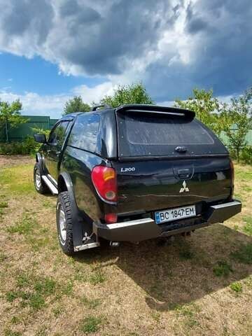 Черный Мицубиси Л 200, объемом двигателя 2.48 л и пробегом 392 тыс. км за 15500 $, фото 1 на Automoto.ua
