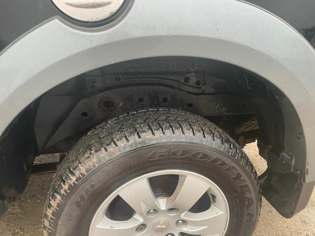 Черный Мицубиси Л 200, объемом двигателя 2.5 л и пробегом 145 тыс. км за 6800 $, фото 4 на Automoto.ua