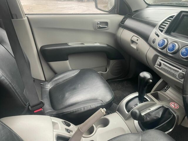 Черный Мицубиси Л 200, объемом двигателя 2.5 л и пробегом 145 тыс. км за 6800 $, фото 14 на Automoto.ua