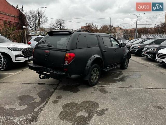 Черный Мицубиси Л 200, объемом двигателя 2.5 л и пробегом 330 тыс. км за 9890 $, фото 4 на Automoto.ua