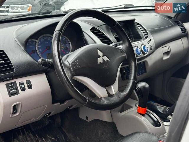 Черный Мицубиси Л 200, объемом двигателя 2.5 л и пробегом 330 тыс. км за 9890 $, фото 11 на Automoto.ua