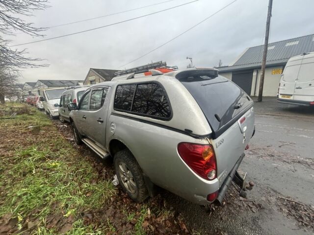 Черный Мицубиси Л 200, объемом двигателя 2.5 л и пробегом 160 тыс. км за 4200 $, фото 5 на Automoto.ua