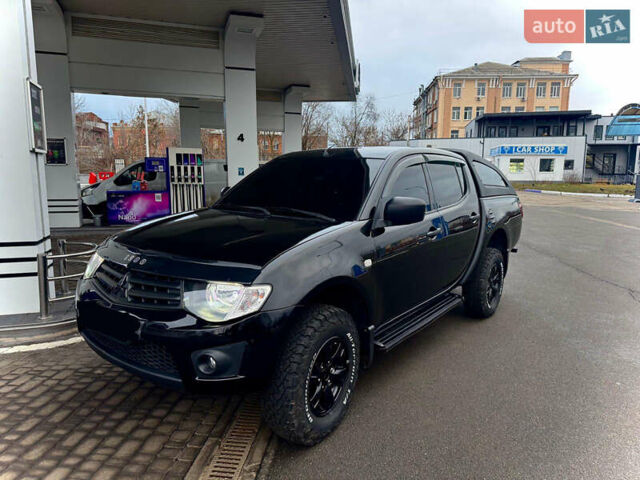 Черный Мицубиси Л 200, объемом двигателя 2.48 л и пробегом 170 тыс. км за 16000 $, фото 3 на Automoto.ua