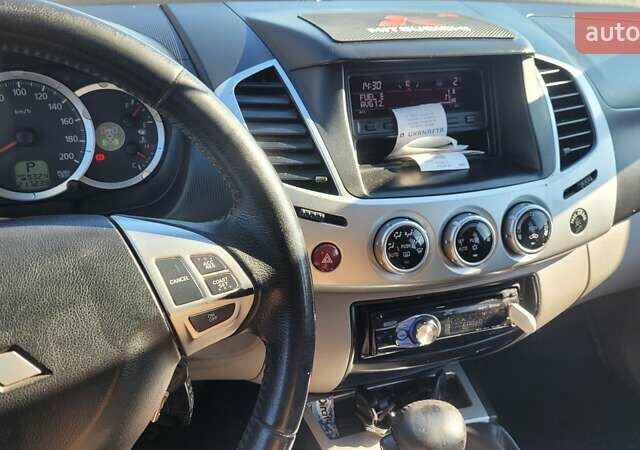 Черный Мицубиси Л 200, объемом двигателя 2.48 л и пробегом 240 тыс. км за 16000 $, фото 4 на Automoto.ua