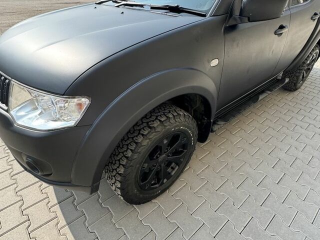 Черный Мицубиси Л 200, объемом двигателя 2.5 л и пробегом 93 тыс. км за 6600 $, фото 4 на Automoto.ua