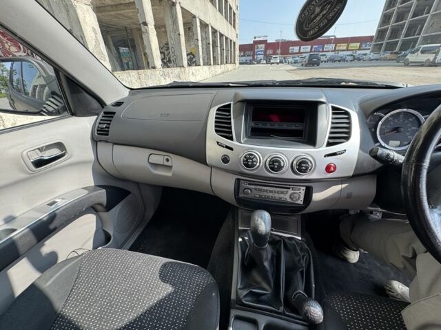 Черный Мицубиси Л 200, объемом двигателя 2.5 л и пробегом 93 тыс. км за 6600 $, фото 10 на Automoto.ua