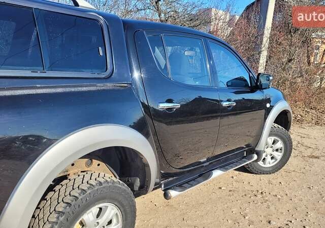 Черный Мицубиси Л 200, объемом двигателя 2.48 л и пробегом 240 тыс. км за 16000 $, фото 2 на Automoto.ua