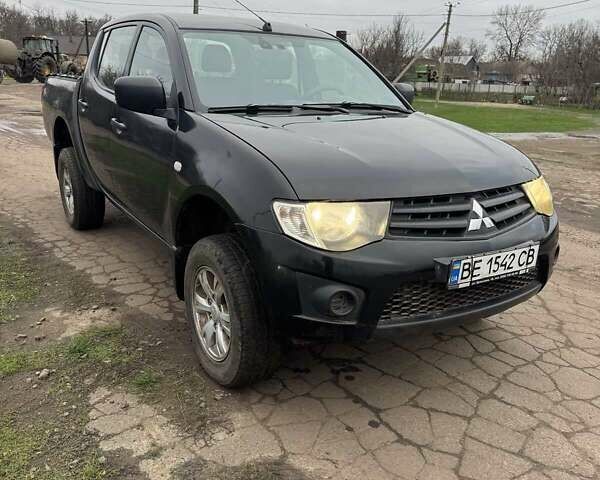 Черный Мицубиси Л 200, объемом двигателя 2.48 л и пробегом 295 тыс. км за 14800 $, фото 2 на Automoto.ua