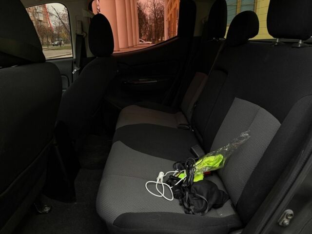 Черный Мицубиси Л 200, объемом двигателя 2.4 л и пробегом 19 тыс. км за 15500 $, фото 5 на Automoto.ua