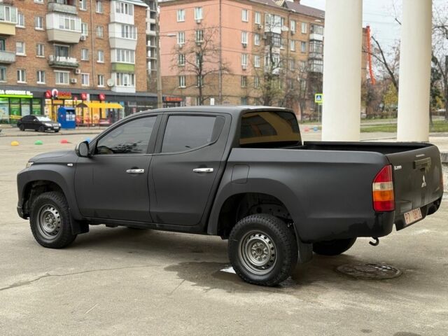 Черный Мицубиси Л 200, объемом двигателя 2.4 л и пробегом 19 тыс. км за 15500 $, фото 2 на Automoto.ua