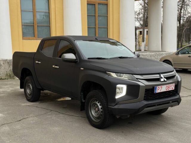 Черный Мицубиси Л 200, объемом двигателя 2.4 л и пробегом 19 тыс. км за 15500 $, фото 1 на Automoto.ua