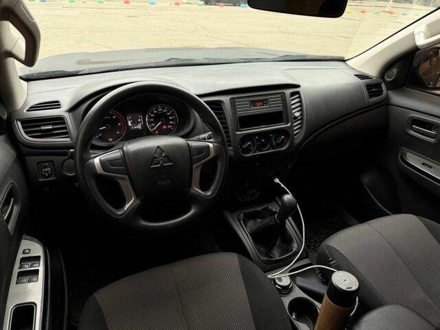 Черный Мицубиси Л 200, объемом двигателя 2.4 л и пробегом 19 тыс. км за 15500 $, фото 4 на Automoto.ua