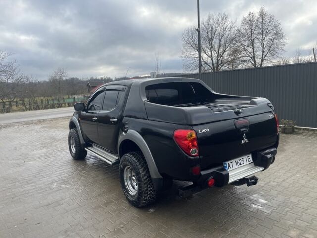 Чорний Міцубісі Л 200, об'ємом двигуна 2.5 л та пробігом 370 тис. км за 12750 $, фото 1 на Automoto.ua