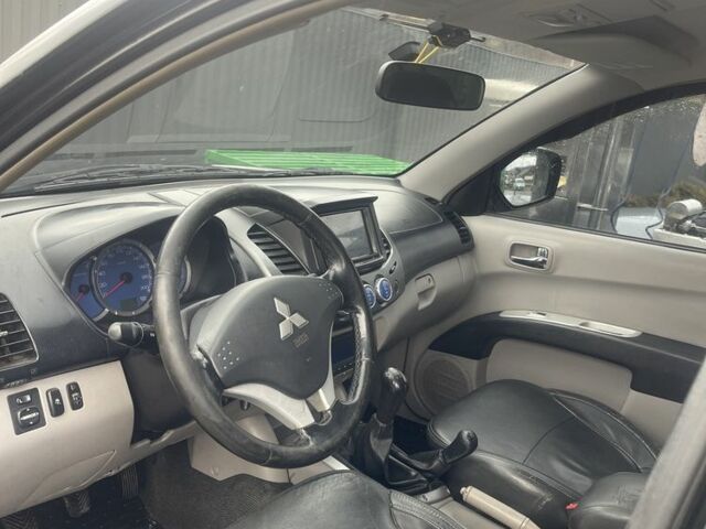 Чорний Міцубісі Л 200, об'ємом двигуна 2.5 л та пробігом 370 тис. км за 12750 $, фото 4 на Automoto.ua