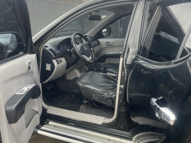 Чорний Міцубісі Л 200, об'ємом двигуна 2.5 л та пробігом 370 тис. км за 12750 $, фото 7 на Automoto.ua