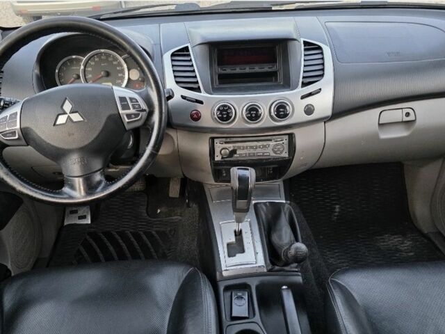 Черный Мицубиси Л 200, объемом двигателя 2.5 л и пробегом 182 тыс. км за 3800 $, фото 8 на Automoto.ua