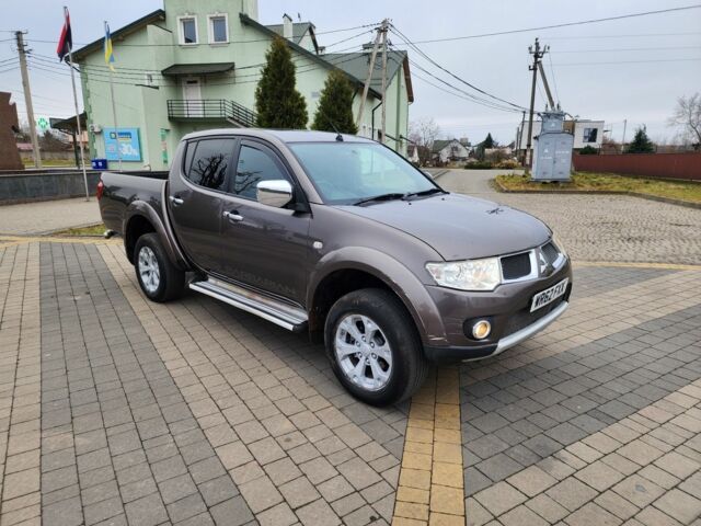 Коричневый Мицубиси Л 200, объемом двигателя 2.5 л и пробегом 159 тыс. км за 8398 $, фото 1 на Automoto.ua