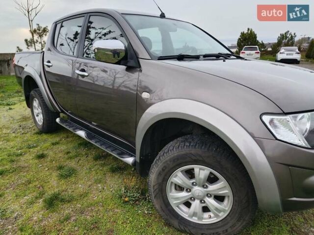 Коричневый Мицубиси Л 200, объемом двигателя 2.48 л и пробегом 251 тыс. км за 15500 $, фото 3 на Automoto.ua