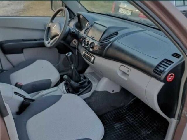 Коричневый Мицубиси Л 200, объемом двигателя 2.5 л и пробегом 273 тыс. км за 4200 $, фото 4 на Automoto.ua