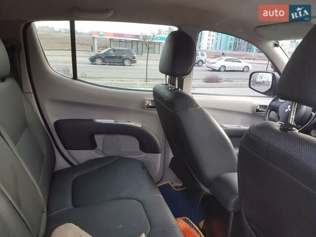Мицубиси Л 200, объемом двигателя 2.5 л и пробегом 225 тыс. км за 15700 $, фото 6 на Automoto.ua