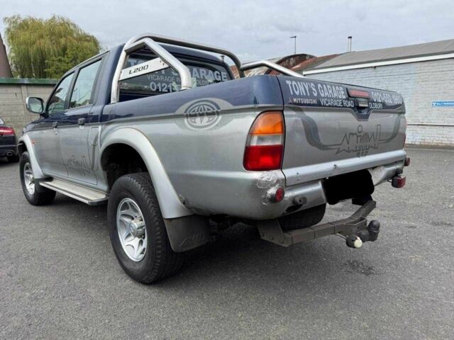 Серый Мицубиси Л 200, объемом двигателя 2.5 л и пробегом 180 тыс. км за 6200 $, фото 5 на Automoto.ua