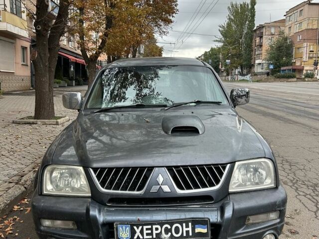 Серый Мицубиси Л 200, объемом двигателя 2.5 л и пробегом 280 тыс. км за 3500 $, фото 4 на Automoto.ua