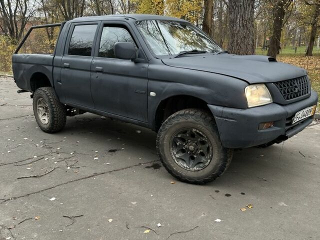 Сірий Міцубісі Л 200, об'ємом двигуна 2.5 л та пробігом 200 тис. км за 3650 $, фото 1 на Automoto.ua