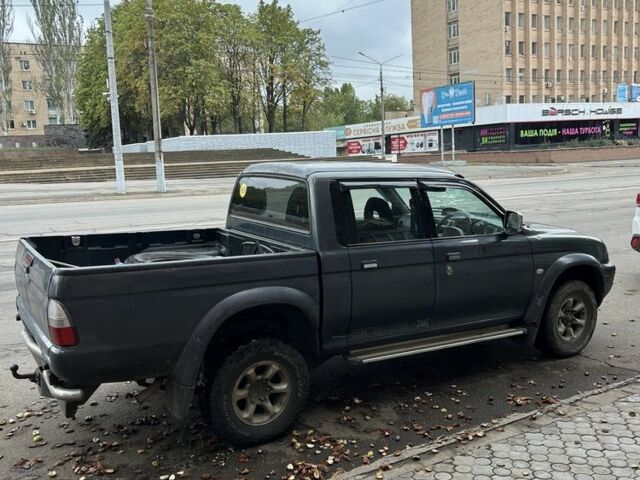 Серый Мицубиси Л 200, объемом двигателя 2.5 л и пробегом 280 тыс. км за 3500 $, фото 1 на Automoto.ua