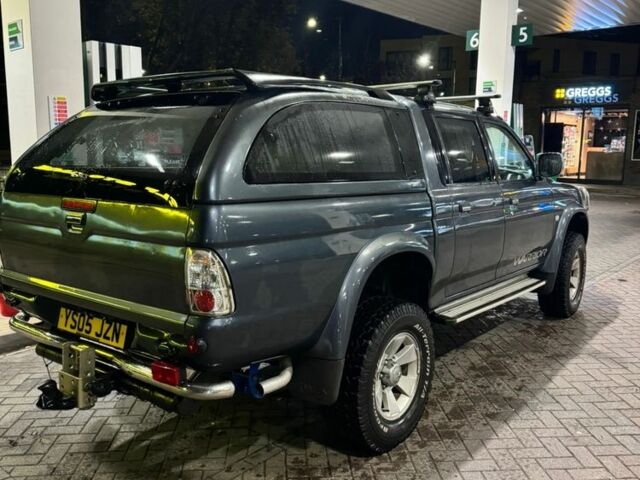 Серый Мицубиси Л 200, объемом двигателя 2.5 л и пробегом 100 тыс. км за 6185 $, фото 3 на Automoto.ua