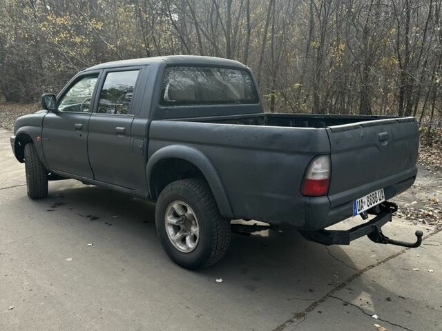 Серый Мицубиси Л 200, объемом двигателя 2.2 л и пробегом 200 тыс. км за 3550 $, фото 3 на Automoto.ua