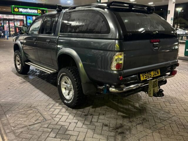 Серый Мицубиси Л 200, объемом двигателя 2.5 л и пробегом 100 тыс. км за 6185 $, фото 2 на Automoto.ua