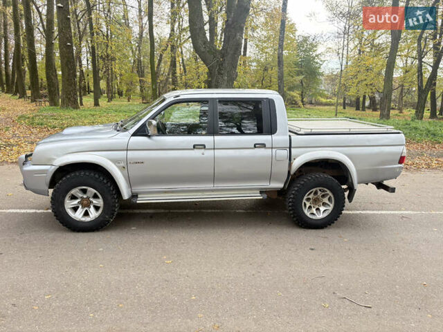 Серый Мицубиси Л 200, объемом двигателя 2.5 л и пробегом 260 тыс. км за 6669 $, фото 4 на Automoto.ua