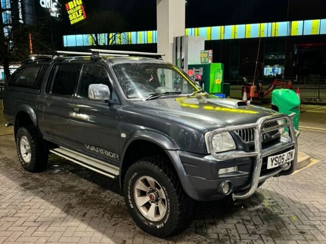 Серый Мицубиси Л 200, объемом двигателя 2.5 л и пробегом 100 тыс. км за 6185 $, фото 1 на Automoto.ua