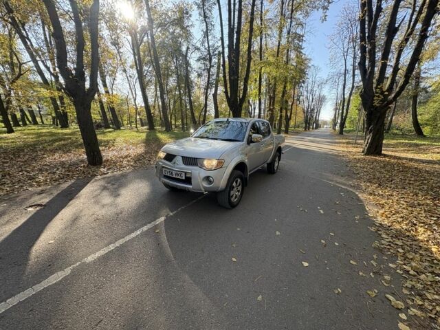 Серый Мицубиси Л 200, объемом двигателя 2.5 л и пробегом 160 тыс. км за 7172 $, фото 5 на Automoto.ua