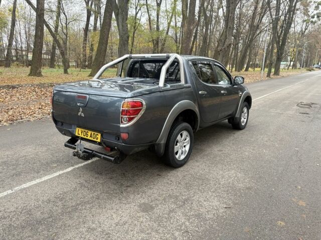 Серый Мицубиси Л 200, объемом двигателя 2.5 л и пробегом 130 тыс. км за 7452 $, фото 2 на Automoto.ua