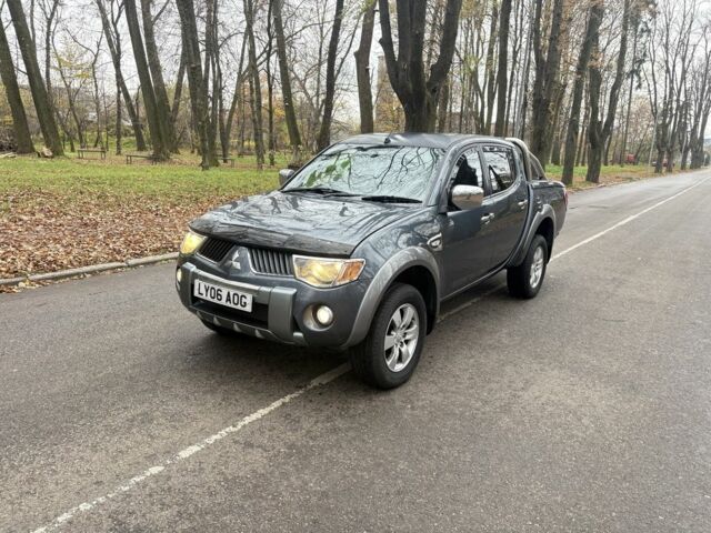 Серый Мицубиси Л 200, объемом двигателя 2.5 л и пробегом 130 тыс. км за 7452 $, фото 5 на Automoto.ua