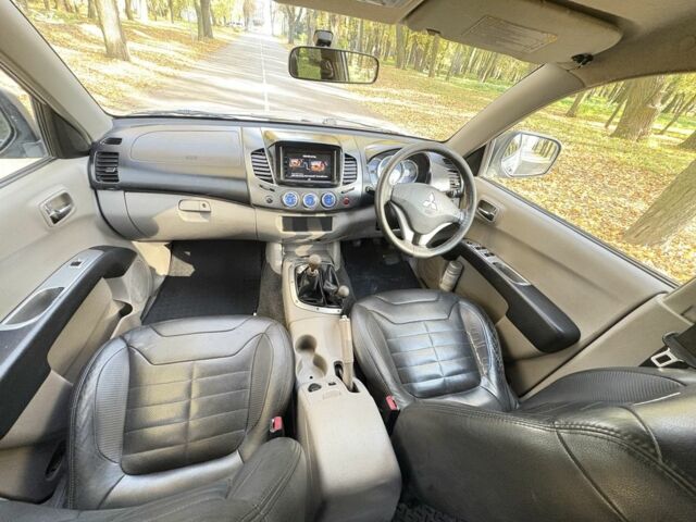 Серый Мицубиси Л 200, объемом двигателя 2.5 л и пробегом 160 тыс. км за 7172 $, фото 6 на Automoto.ua