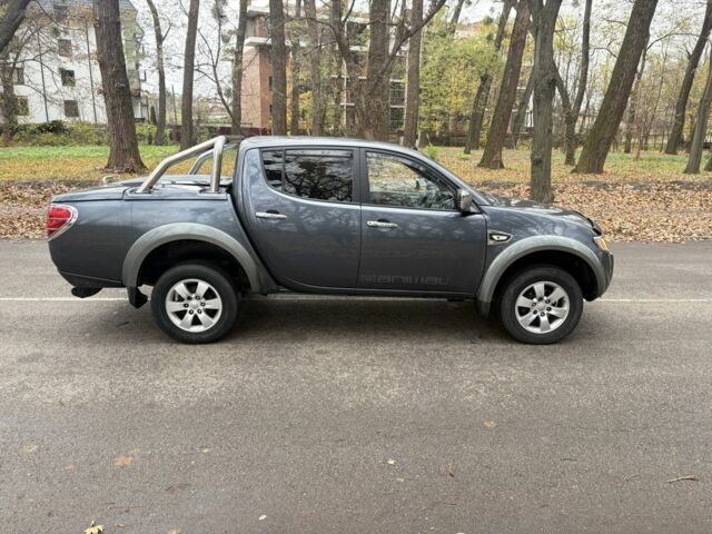 Серый Мицубиси Л 200, объемом двигателя 2.5 л и пробегом 130 тыс. км за 7452 $, фото 1 на Automoto.ua