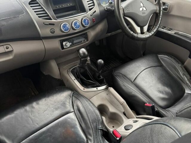 Серый Мицубиси Л 200, объемом двигателя 2.5 л и пробегом 160 тыс. км за 6376 $, фото 6 на Automoto.ua