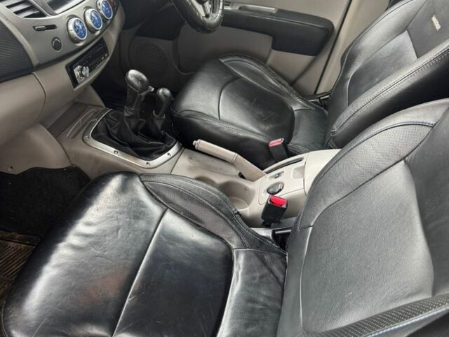 Серый Мицубиси Л 200, объемом двигателя 2.5 л и пробегом 160 тыс. км за 6376 $, фото 5 на Automoto.ua