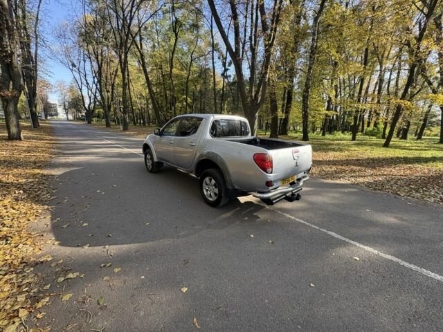 Серый Мицубиси Л 200, объемом двигателя 2.5 л и пробегом 160 тыс. км за 7172 $, фото 4 на Automoto.ua