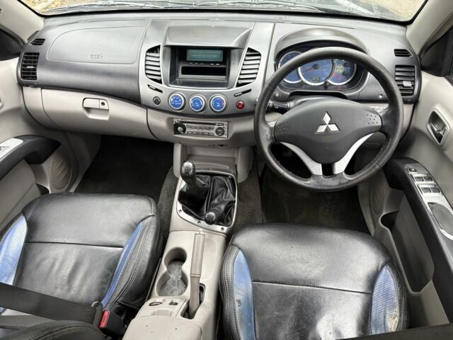 Серый Мицубиси Л 200, объемом двигателя 2.5 л и пробегом 130 тыс. км за 7452 $, фото 6 на Automoto.ua