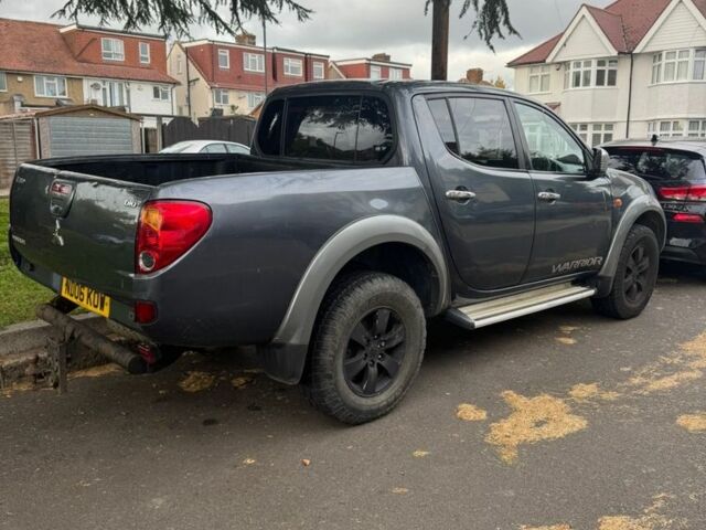 Серый Мицубиси Л 200, объемом двигателя 2.5 л и пробегом 160 тыс. км за 6376 $, фото 2 на Automoto.ua