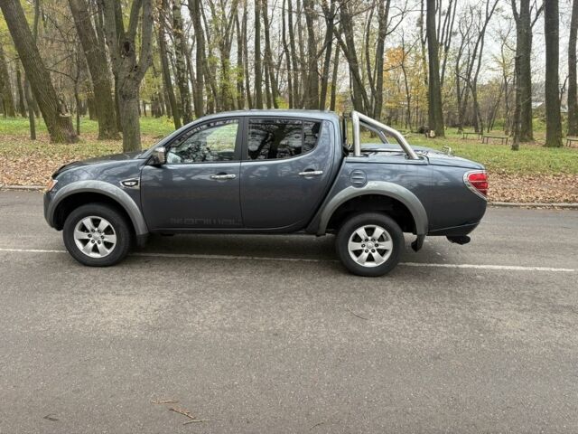 Серый Мицубиси Л 200, объемом двигателя 2.5 л и пробегом 130 тыс. км за 7452 $, фото 4 на Automoto.ua