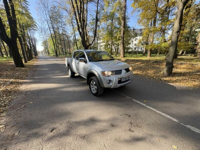 Серый Мицубиси Л 200, объемом двигателя 2.5 л и пробегом 160 тыс. км за 7172 $, фото 1 на Automoto.ua